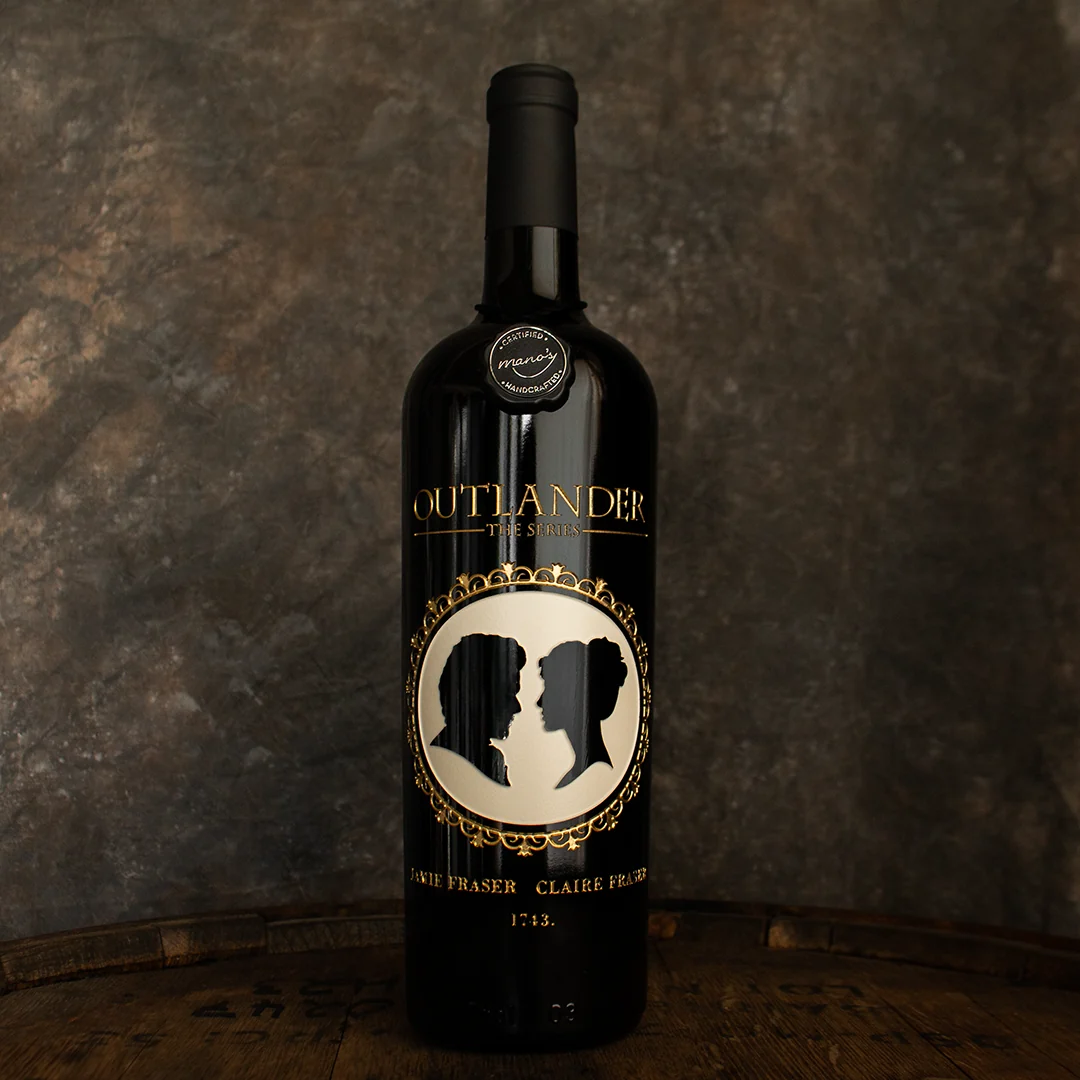 Outlander Jamie and Claire Silhouette Etched Wine Bottle - Image 2
